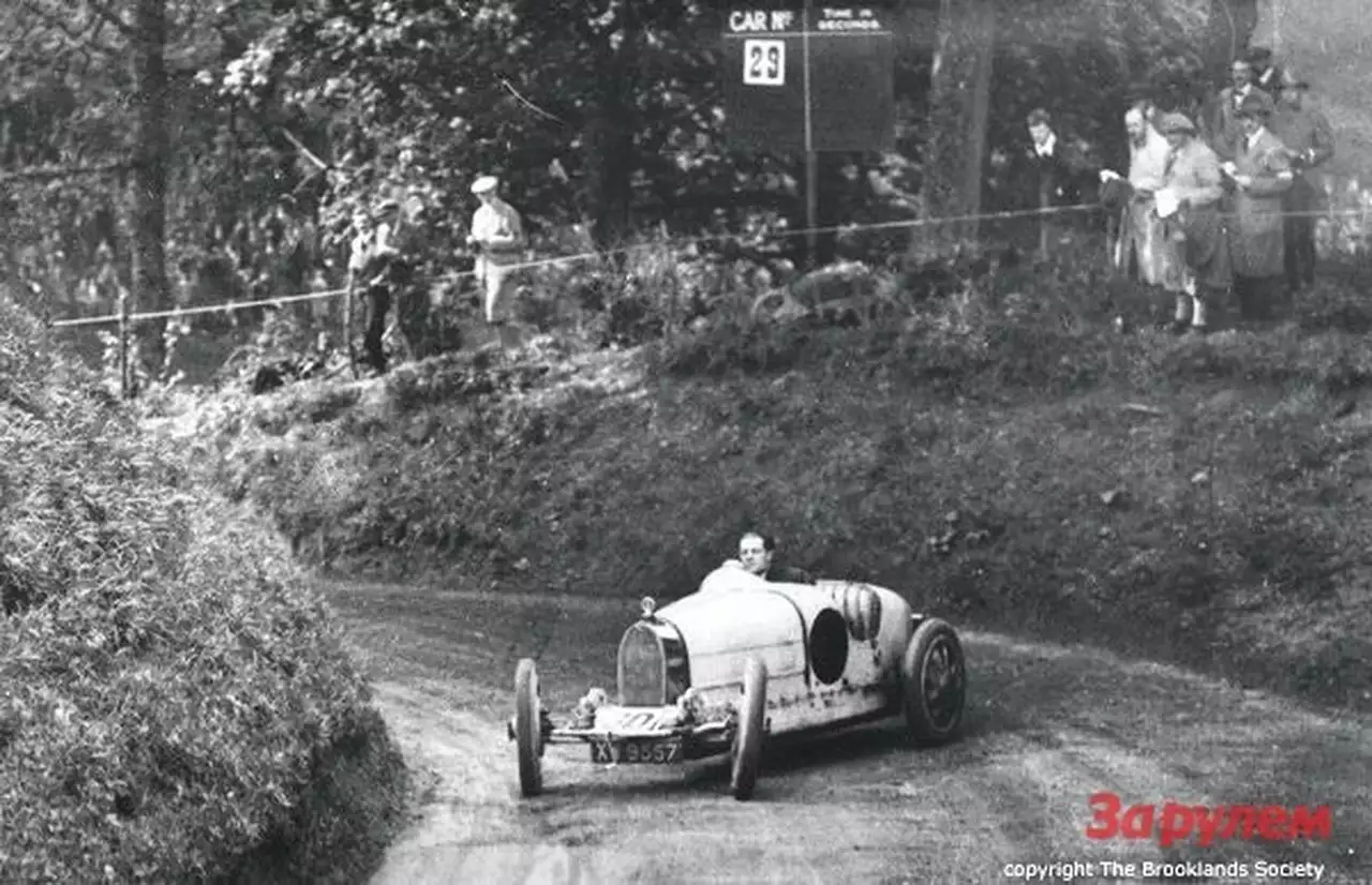 Кидстон на Bugatti T35 участвует в гонке по подъему на холм в Шелсли Уолш в мае 1925 года. Лучшее время тогда показал Генри Сигрейв, в будущем – обладатель абсолютного рекорда скорости.