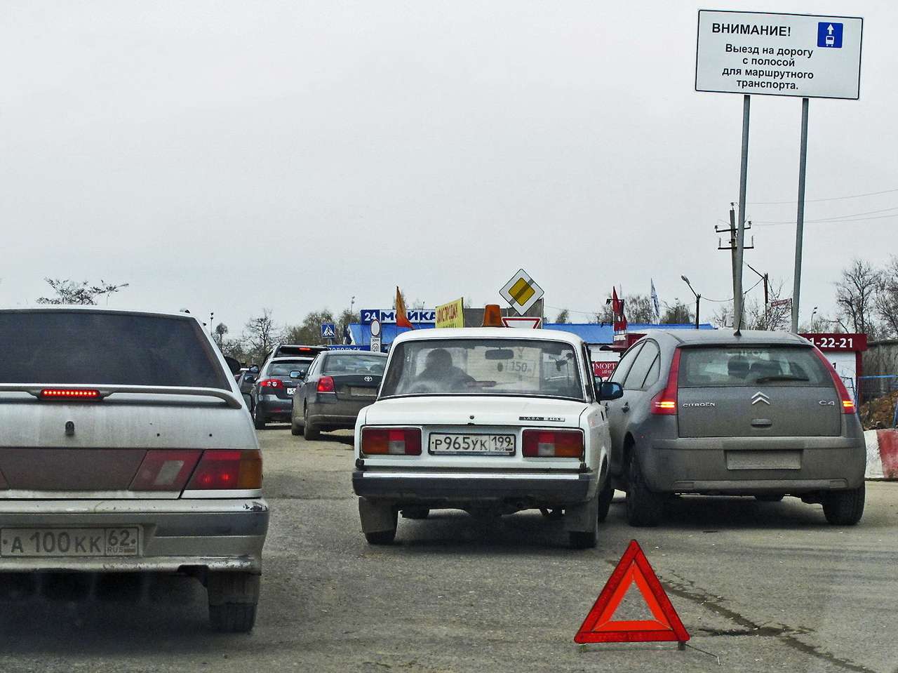 Нетрезвые водители и пешеходы разбушевались на скверных дорогах