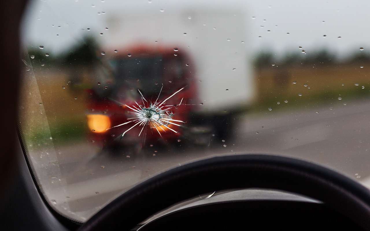 Дыра в лобовом: можно пленкой заклеить? — Ответ ГИБДД