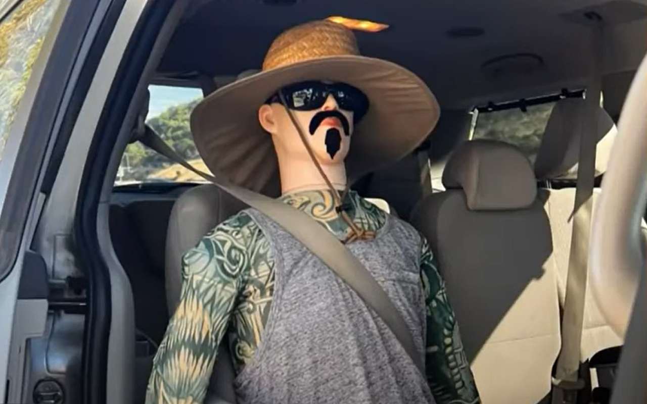 Этого «расписного» ковбоя посадили рядом не для красоты