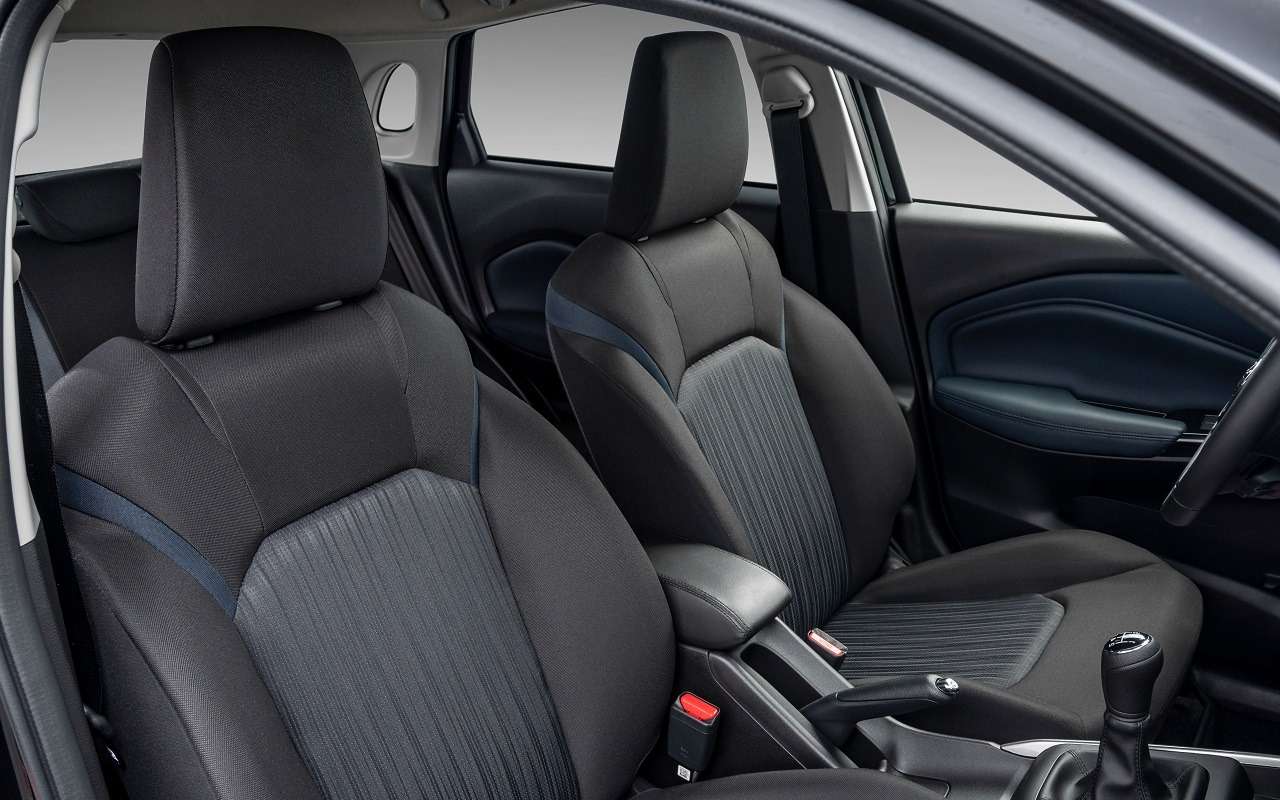 Интерьер Toyota Starlet Cross