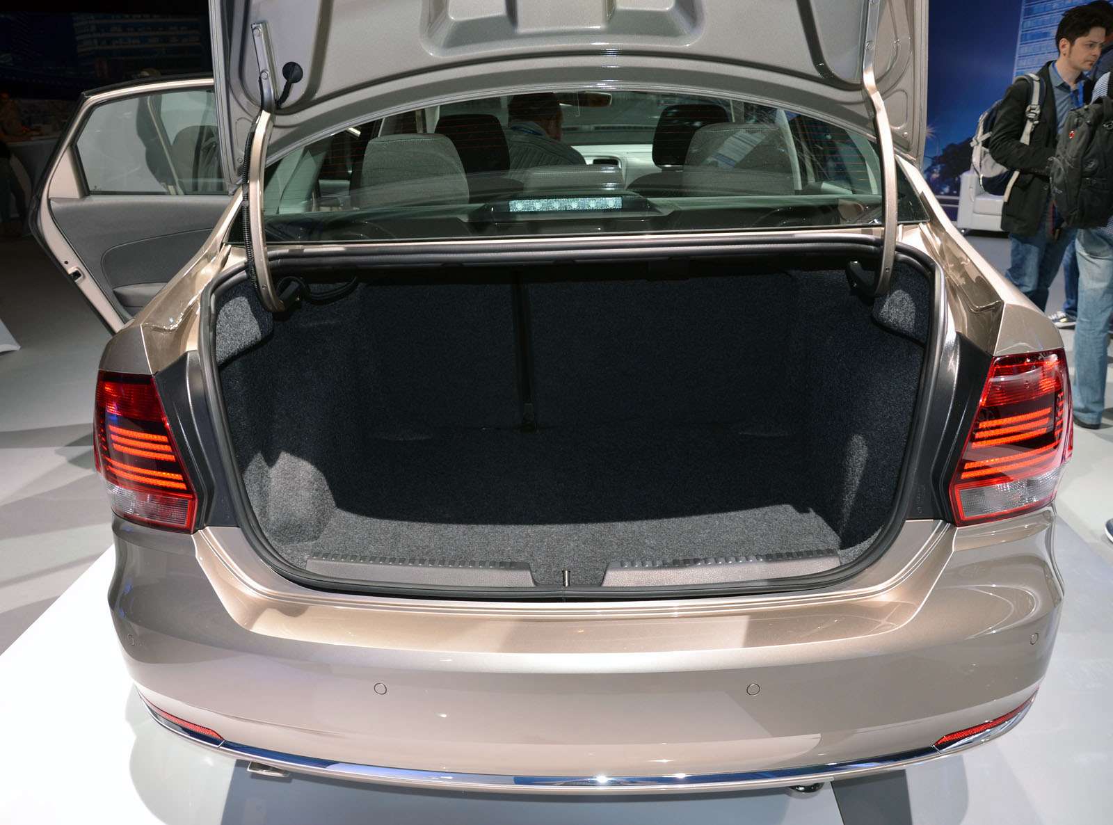 Фольксваген поло багажник сам открывается