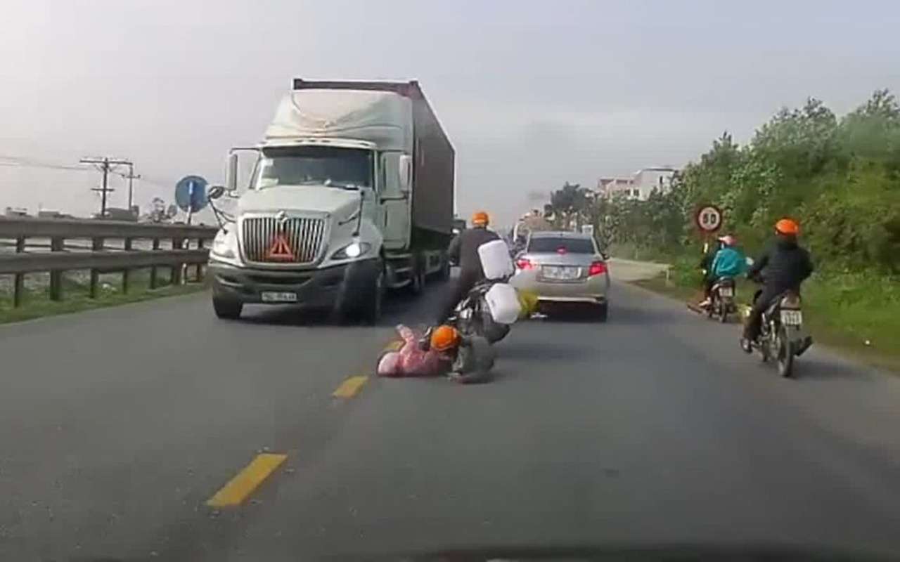 Чудесное спасение ребенка из-под колес. Мама помогла!