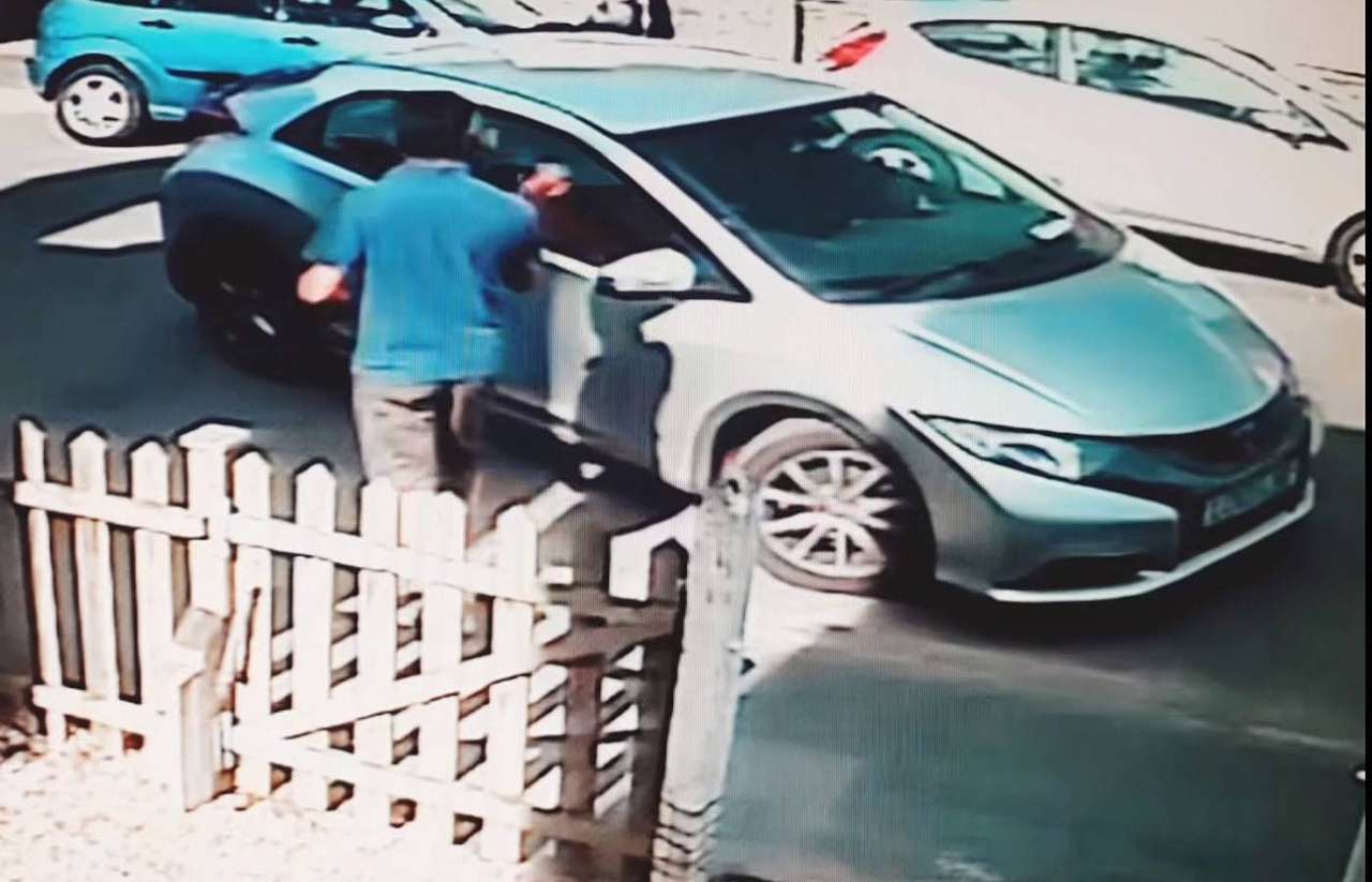 2 человека 8 минут парковали одну машину. И не справились…