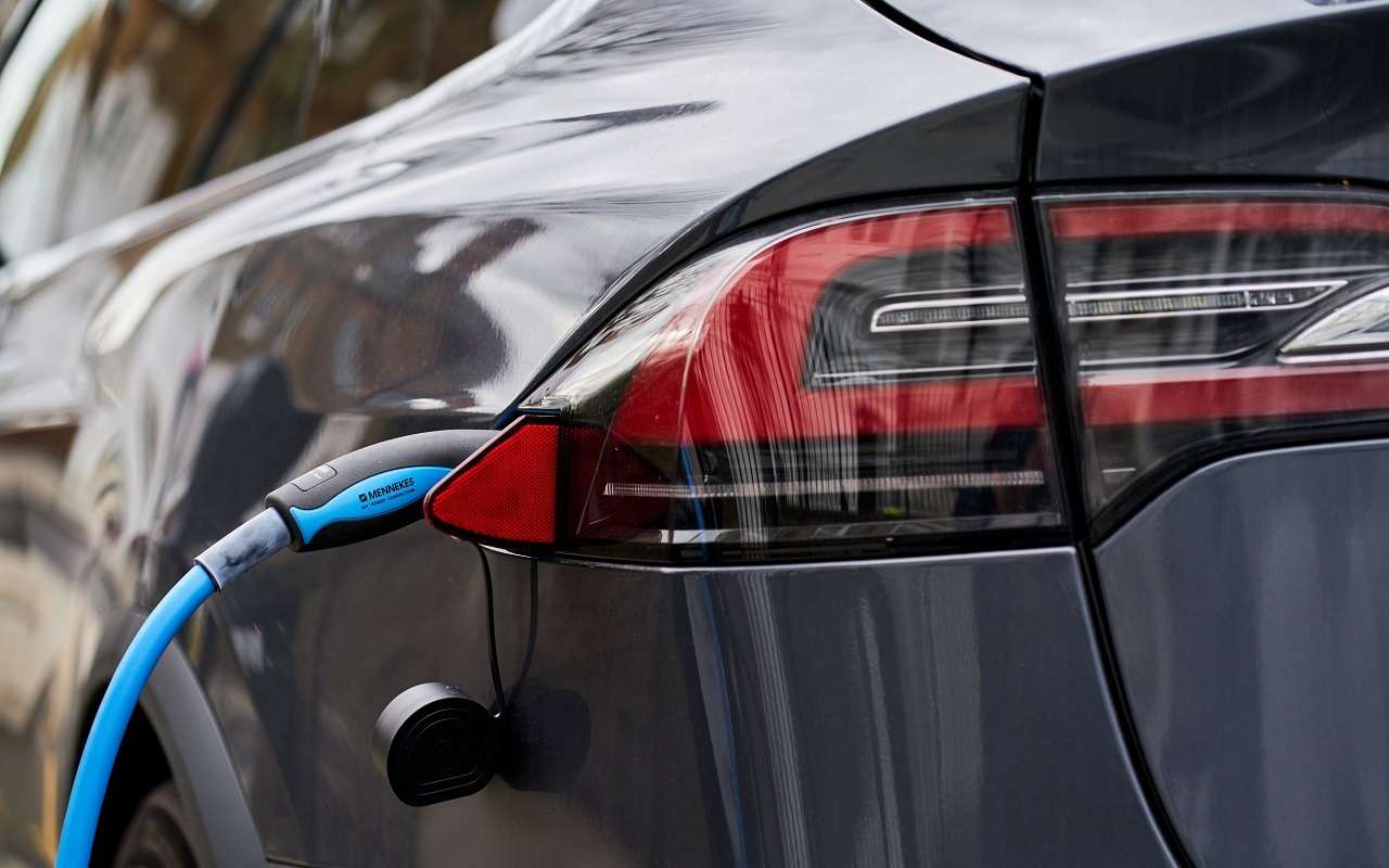 Сколько электромобилей будет у нас в 2030-м? Озвучен план правительства
