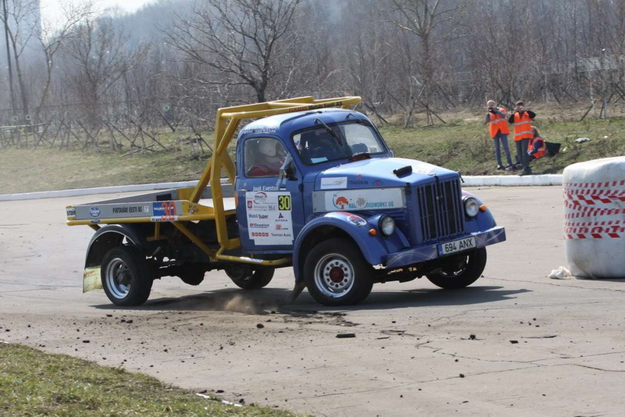 Самые экзотические машины из принимающих участие в шоу - раллийные грузовики из Эстонии