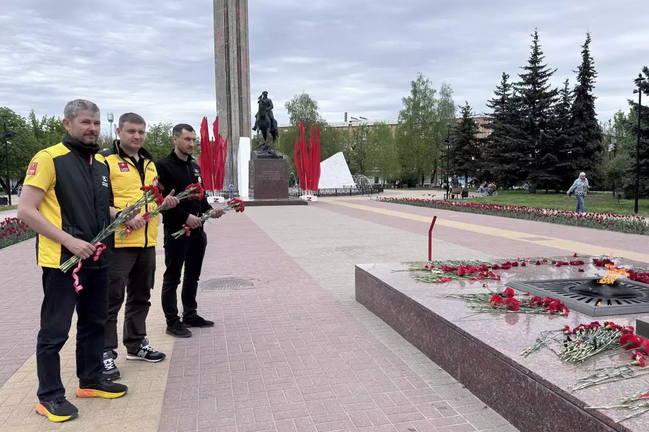 Участники пробега возложили цветы к монументу на площади Победы в центре Калуги.