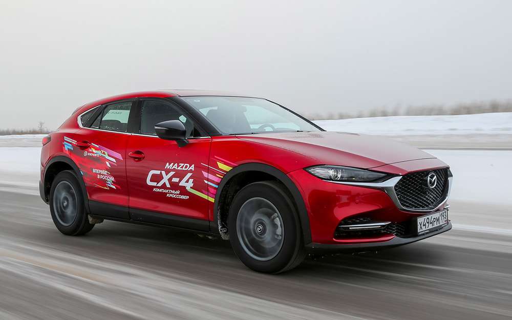 Mazda CX‑4 2.0 2WD. Цена в России от 2 990 000 ₽. Поворотники и ходовые огни – это узкие полосы в самом низу бампера. Очень непрактично для нашей слякоти.