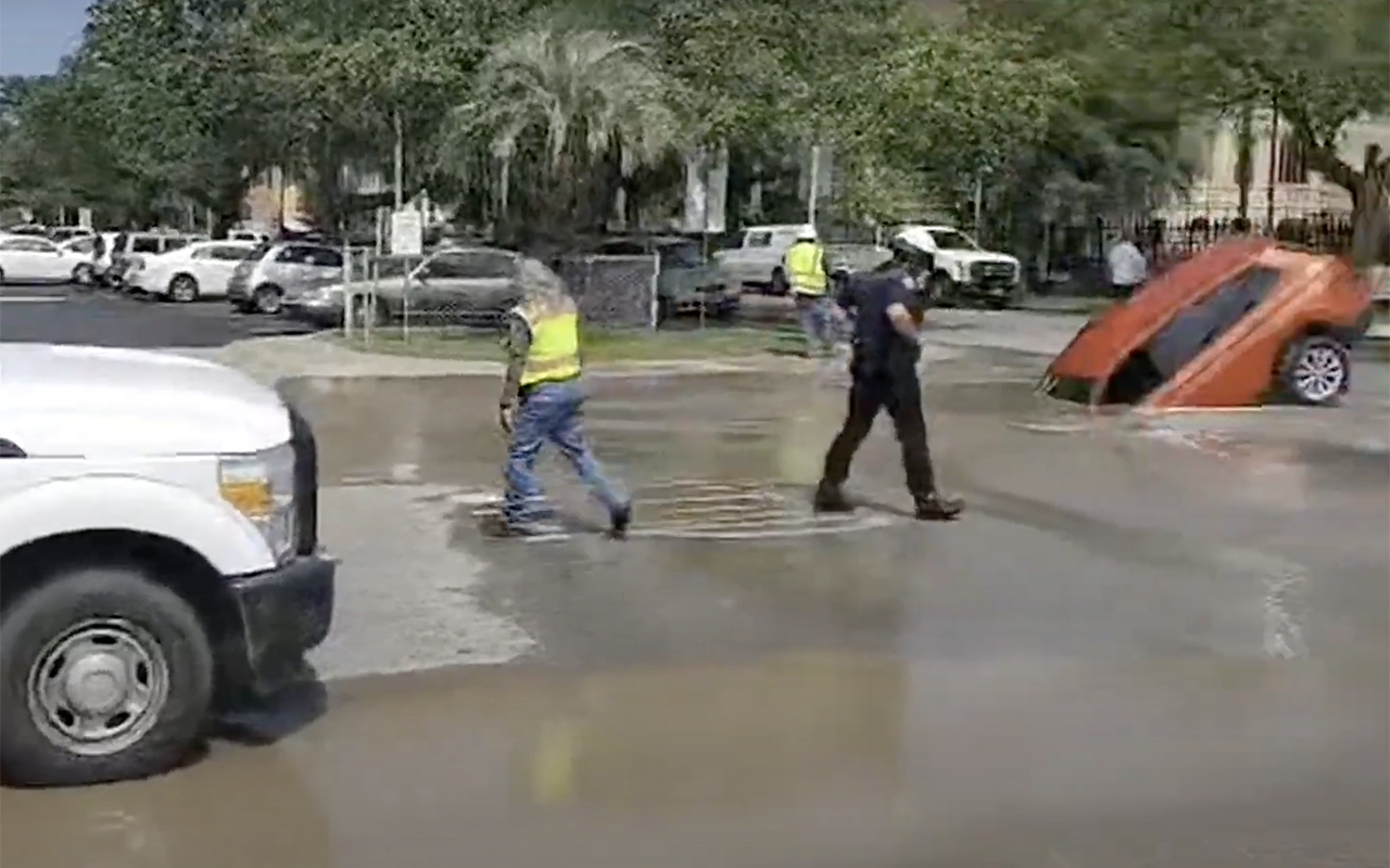 Водитель загнал машину в «портал неизвестности» — это попало на видео
