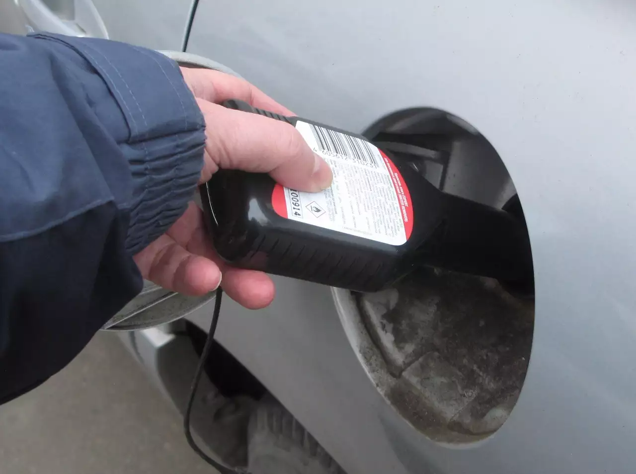 Фасовочный объем большинства нейтрализаторов влаги рассчитан на разовый залив, из расчета один флакон на бензобак емкостью 40-60 л