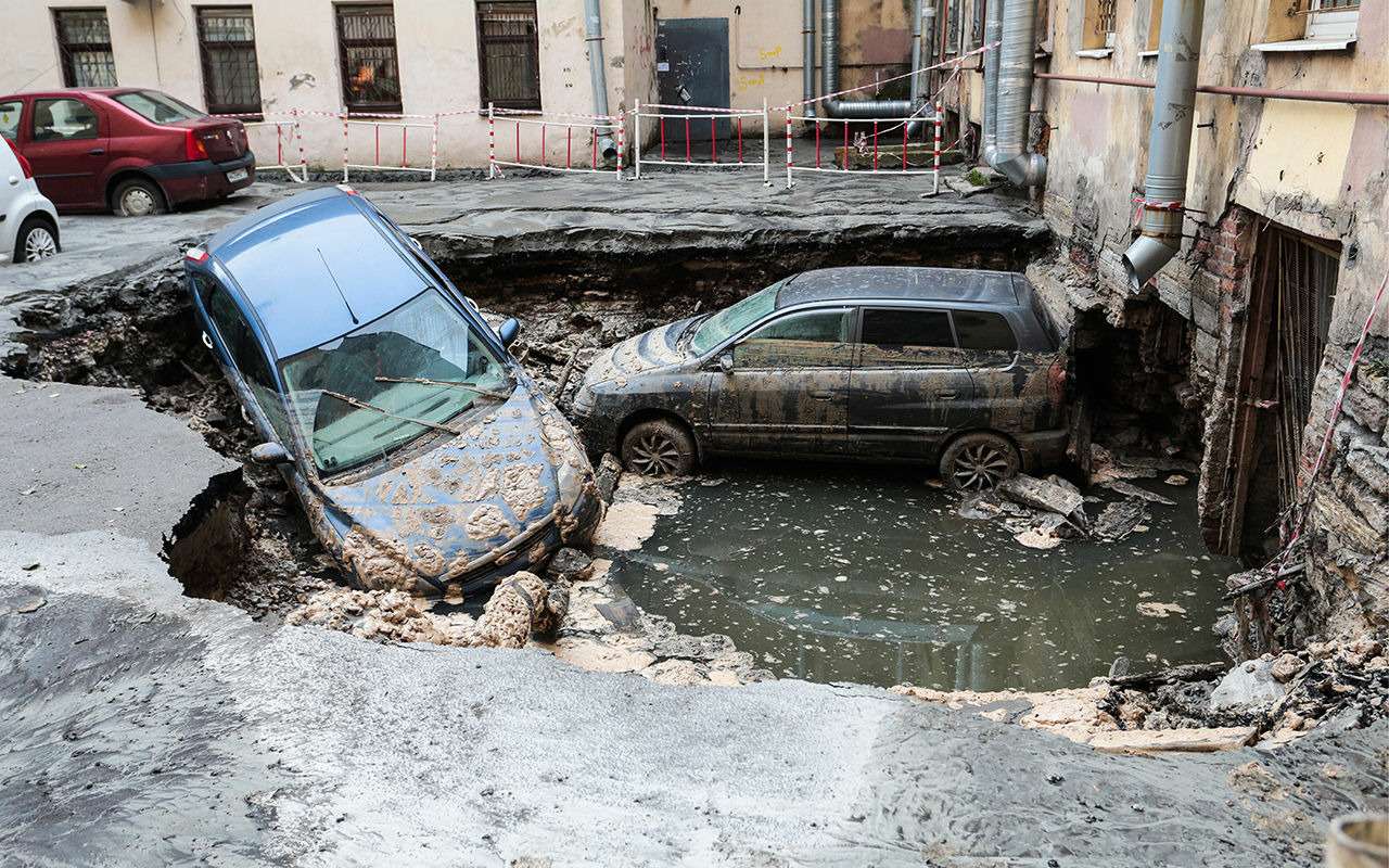Прорыв трубы в Питере: две машины ушли под землю. Есть погибшие
