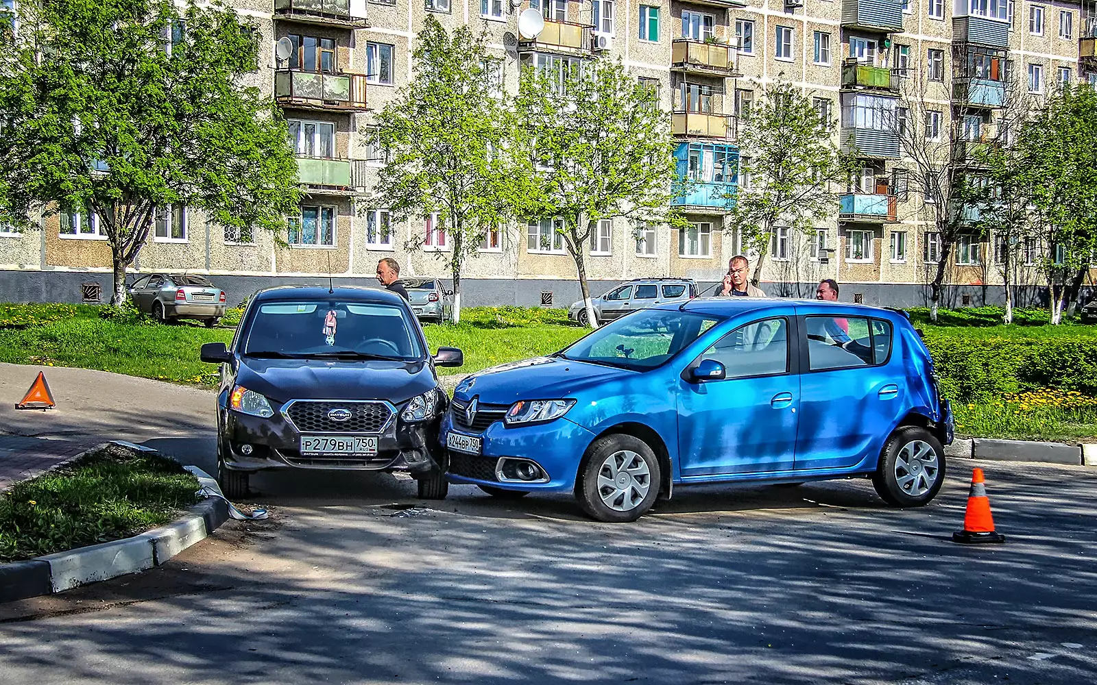 Автомобиль проезд. Машина выезжает со двора. Машины загораживают выезд со двора. Выезд со двора на прилегающую территорию. Машина перекрытия.