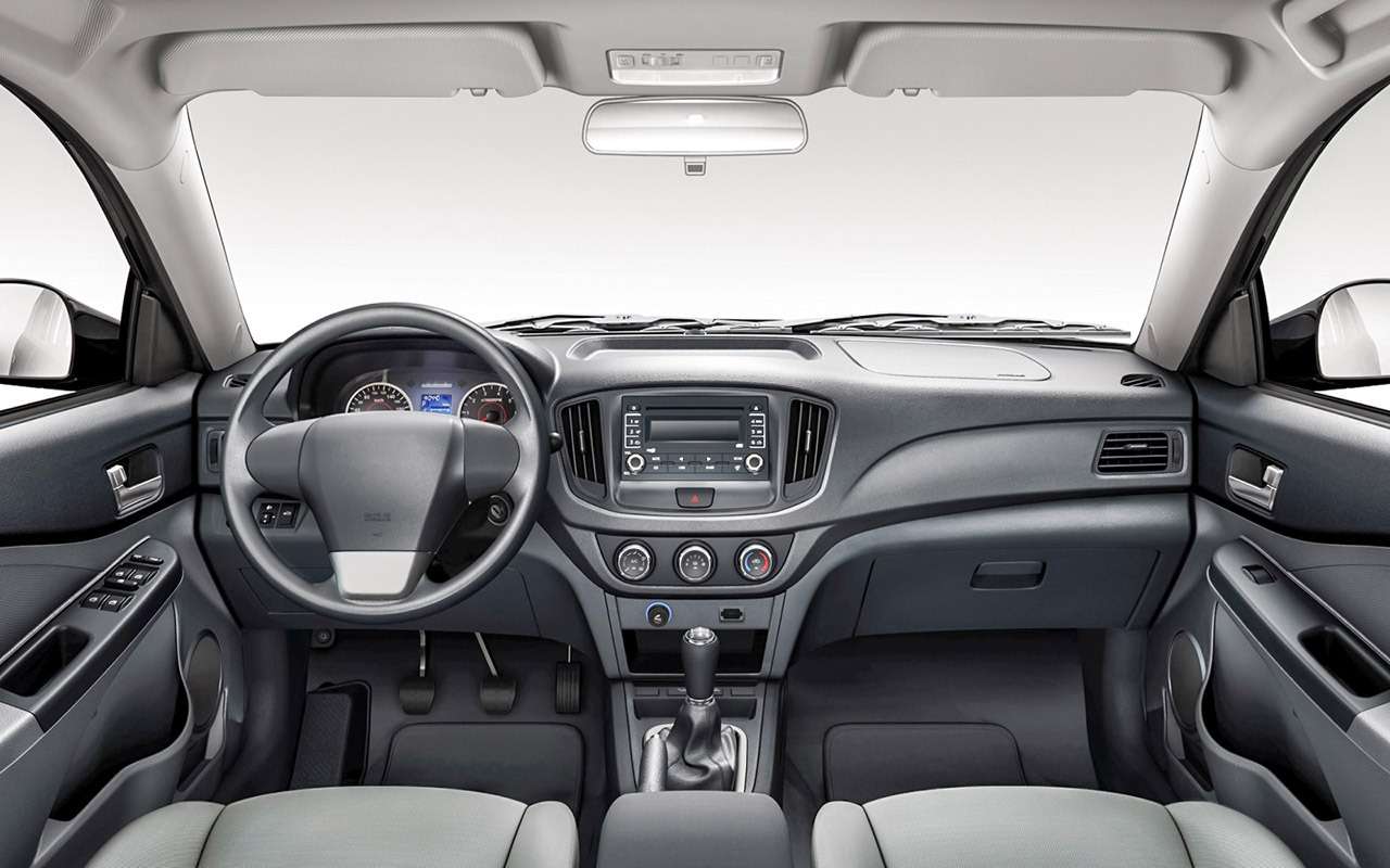 На фото – рестайлинговая версия. Материалы отделки простецкие, хотя возможен кожаный салон. Кожу, впрочем, ругают – летом потеет, зимой дубеет.