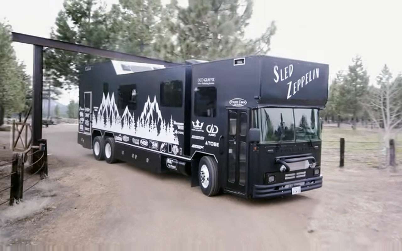 Погрузил снегоход и уехал в горы: необычный дом на колесах