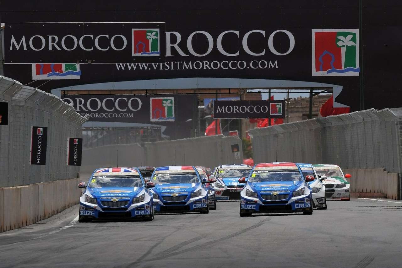 Привычная картина: три автомобиля Chevrolet во главе гонки...