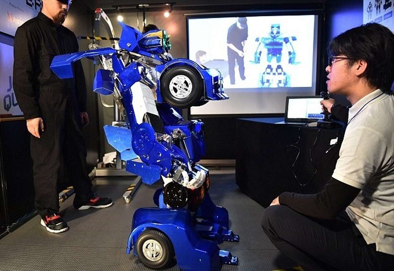 Робот-трансформер создан в Японии (ВИДЕО)