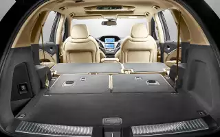 Салон – просторный! Даже при поднятых сиденьях третьего ряда заявлено около 400 л для поклажи. И третий ряд при этом полноценный – взрослым вполне комфортно.