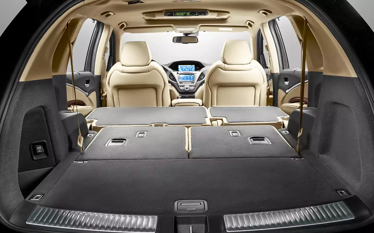 Салон – просторный! Даже при поднятых сиденьях третьего ряда заявлено около 400 л для поклажи. И третий ряд при этом полноценный – взрослым вполне комфортно.