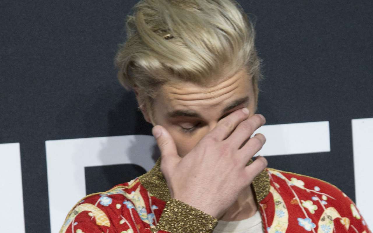 Джастин Бибер пикапом забодал папарацци