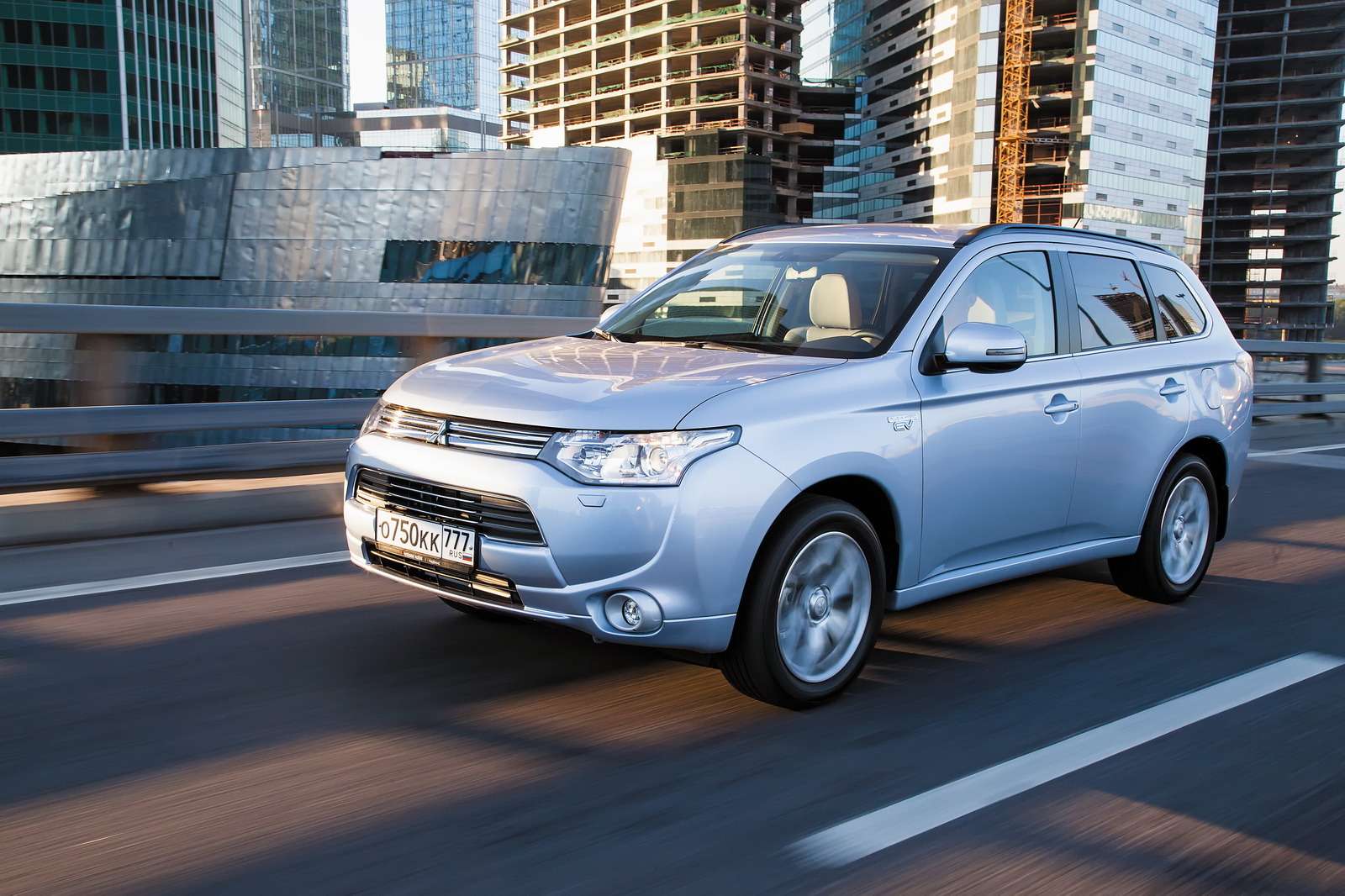 Отзыв аутлендер 2013. Митсубиси Аутлендер 4. Mitsubishi Outlander PHEV. Митсубиси Аутлендер 3 поколения PHEV. Серый Аутлендер 2013.