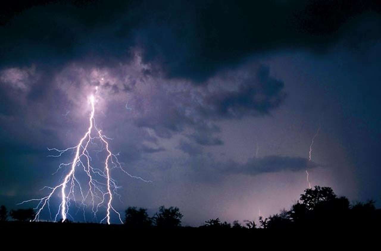 Ни богу свечка, ни черту кочерга…