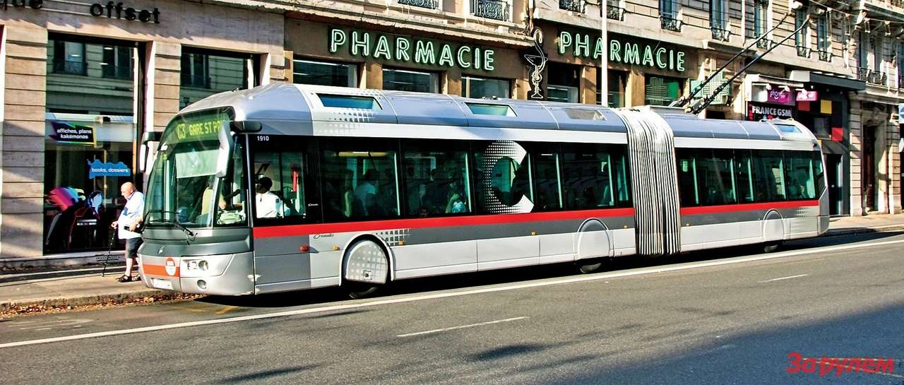 Стильный троллейбус Cristalis фирмы Irisbus автор сфотографировал в Лионе – одном из шести троллейбусных городов Франции. Кроме футуристического дизайна, его отличает применение мотор-колес. Довольно редкое пока решение позволяет очень низко опустить пол. Плата за технический прогресс – более высокая цена машины, сложность обслуживания и меньший КПД.