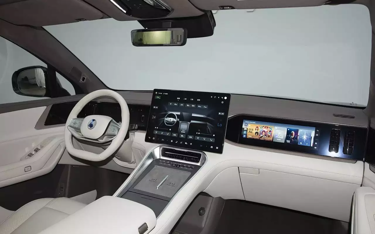 Интерьер Denza N8L