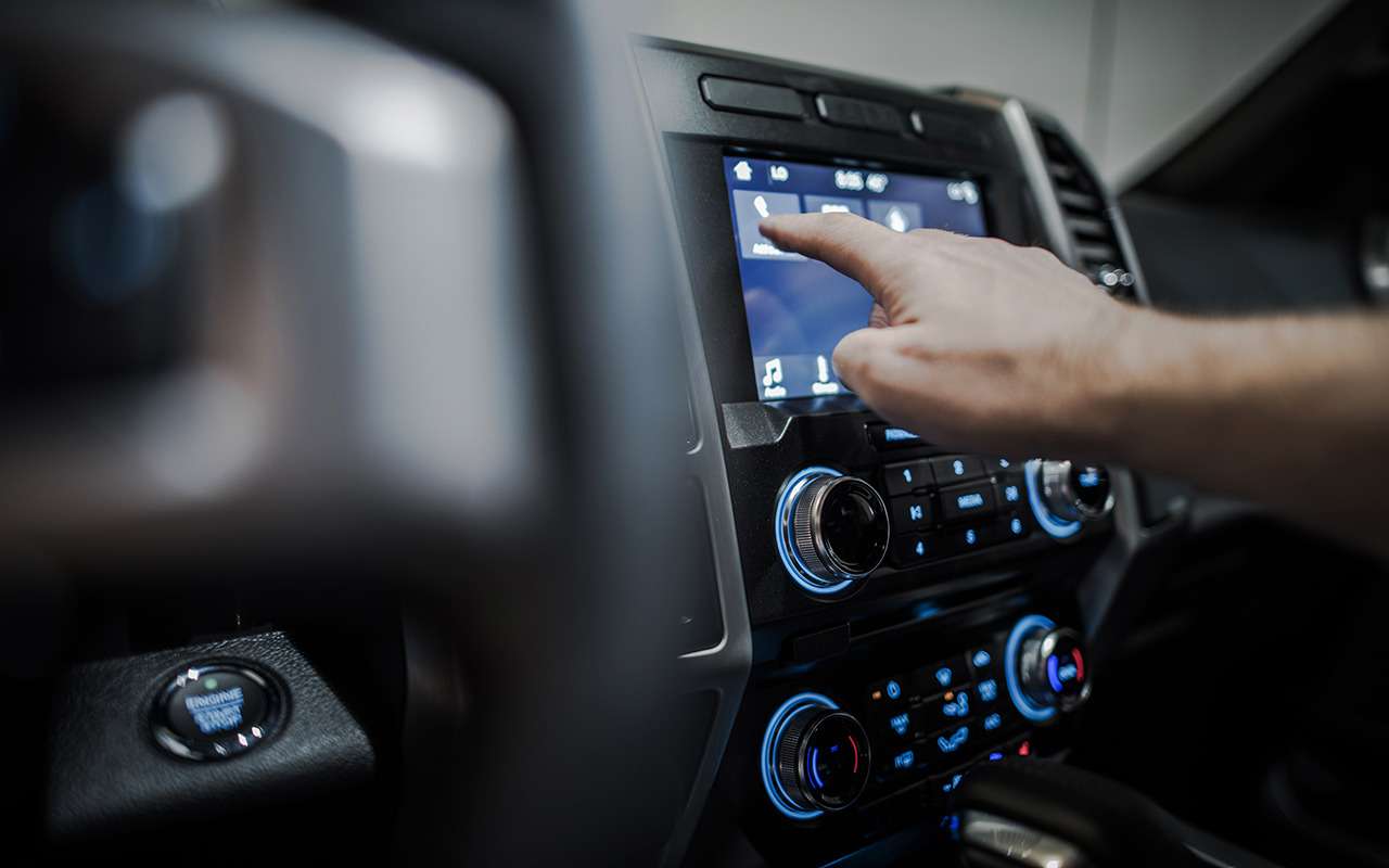 Зачем в машине мультимедийка? — у всех же смартфоны!