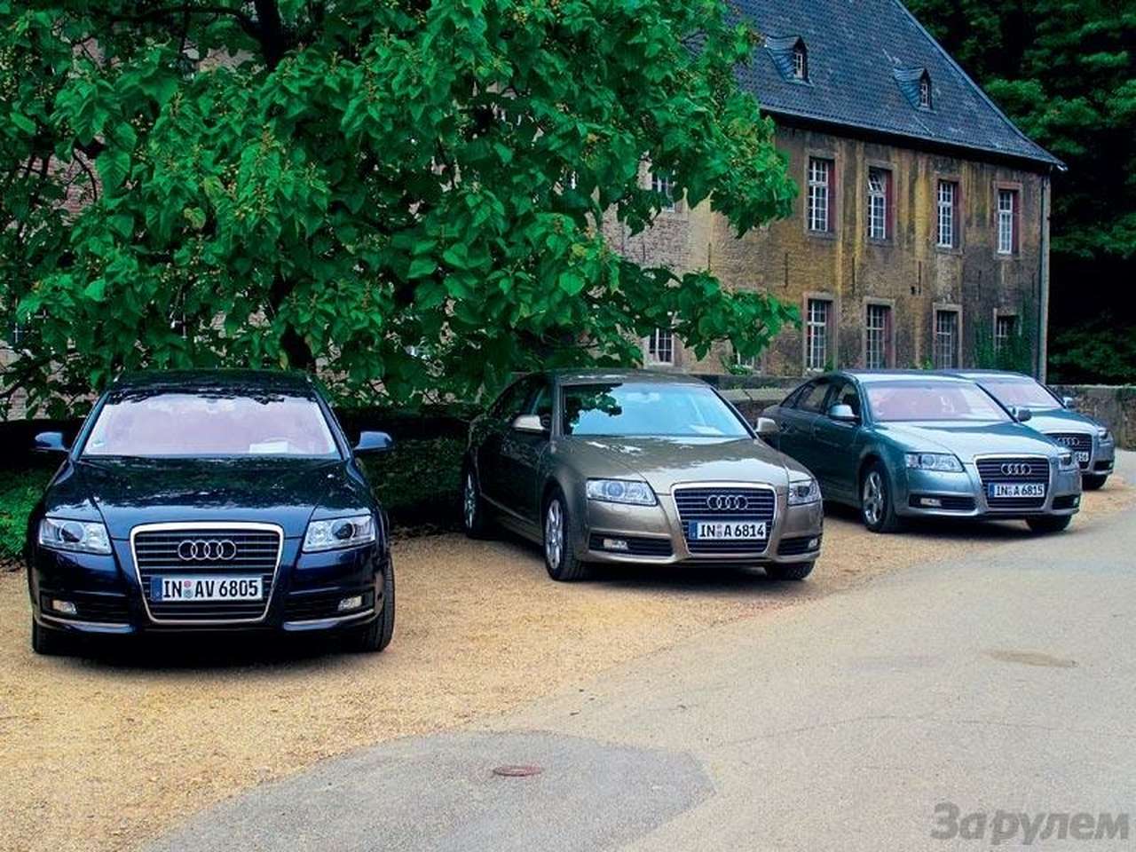 Обновленный «Ауди-А6», вид спереди: новые бамперы, фары со светодиодными элементами для дневной езды, трапециевидные противотуманки, более изящная радиаторная решетка, зеркала с блестящими горизонтальными ребрами… Но опознать его легко.