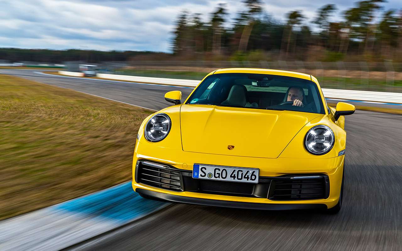 По сравнению с предшественником новый Porsche 911 почти не изменился в размерах. Самая заметная прибавка – в длину: плюс 20 мм. В высоту он нарастил 4 мм. Колесная база и расстояние от передней оси до задней стенки моторного отсека и вовсе остались прежние. 
Серьезно модернизированная оппозитная «шестерка» работает в паре только с новым восьмиступенчатым роботом PDK. Официального подтверждения, будет ли механическая коробка, пока нет. Да и нужна ли она?
