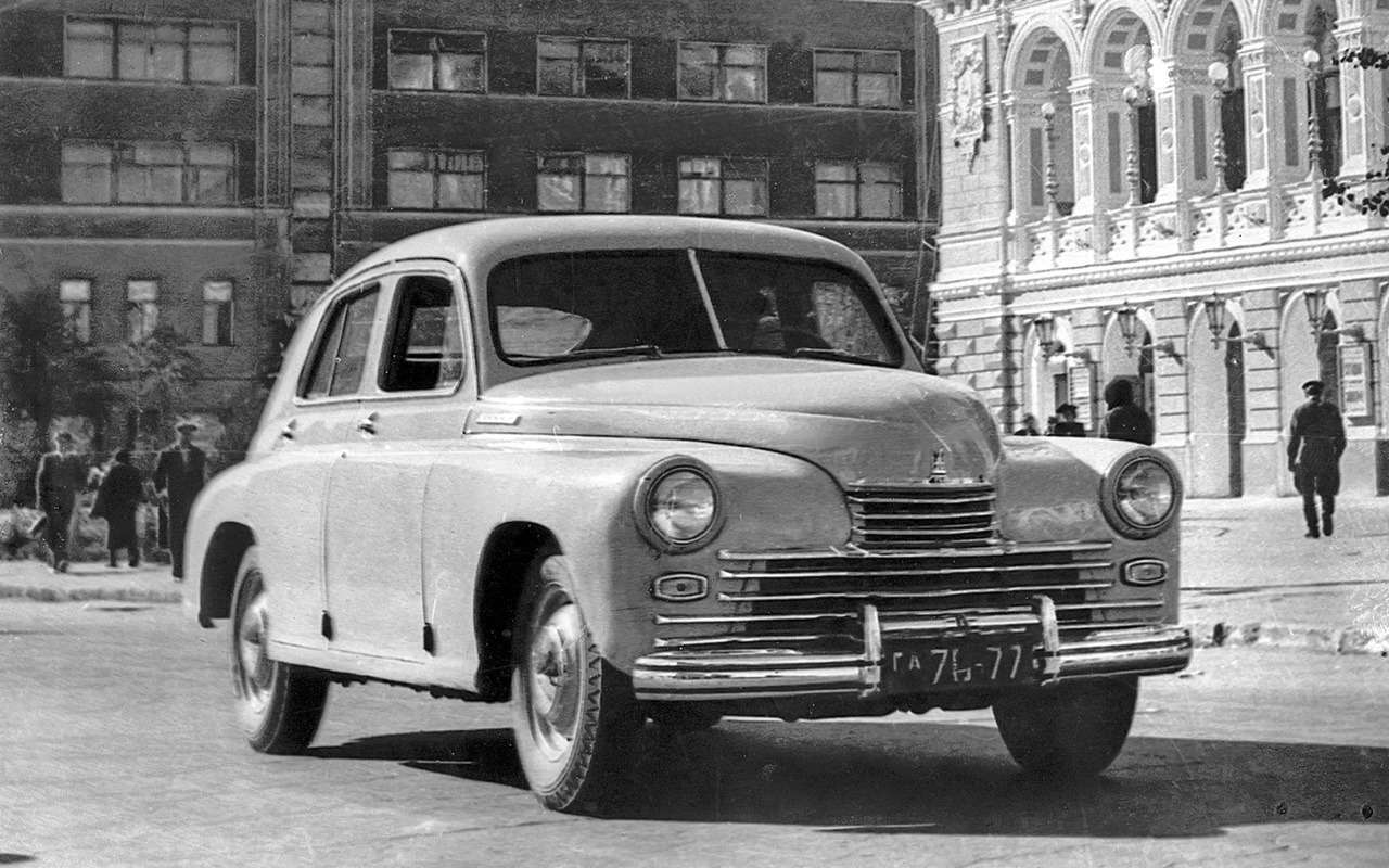 ГАЗ-М20 Победа – автомобиль европейского среднего класса с колесной базой 2700 мм, длиной 4665 мм. Машина имела самую популярную тогда классическую компоновку. Среди аналогов Победа самая тяжелая: снаряженная масса 1420 кг. По дизайну советский автомобиль передовой: обтекаемый профиль и крылья, не выступающие за габариты кузова.