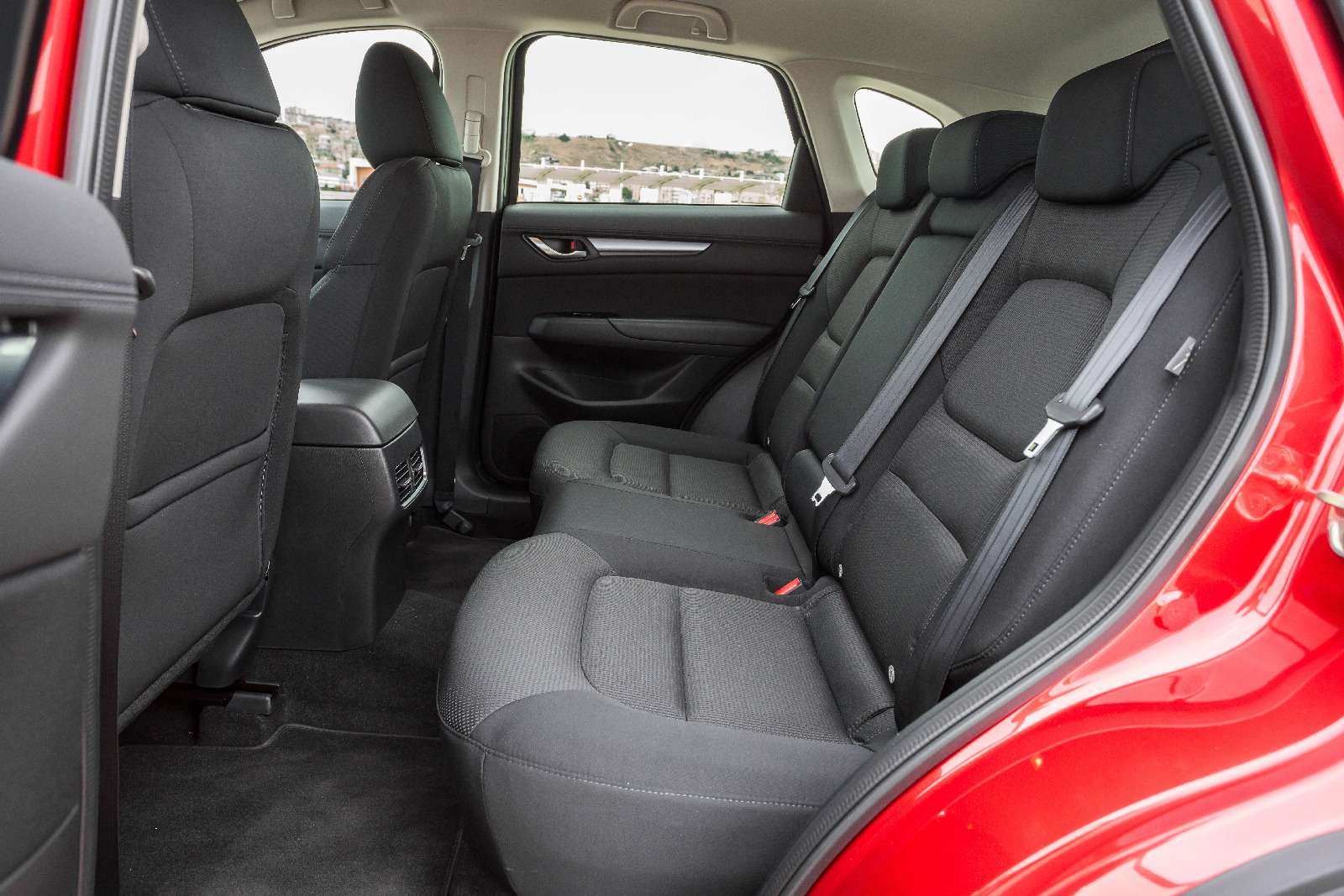 Сиденье mazda cx 5. Задний ряд в Мазда CX-5. Mazda CX 5 2021 салон. Заднее сиденье Мазда СХ-5. Задний ряд сидений Mazda cx5.