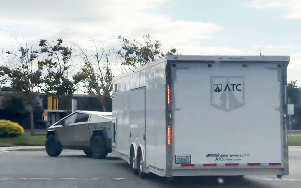 Tesla Cybertruck с прицепом