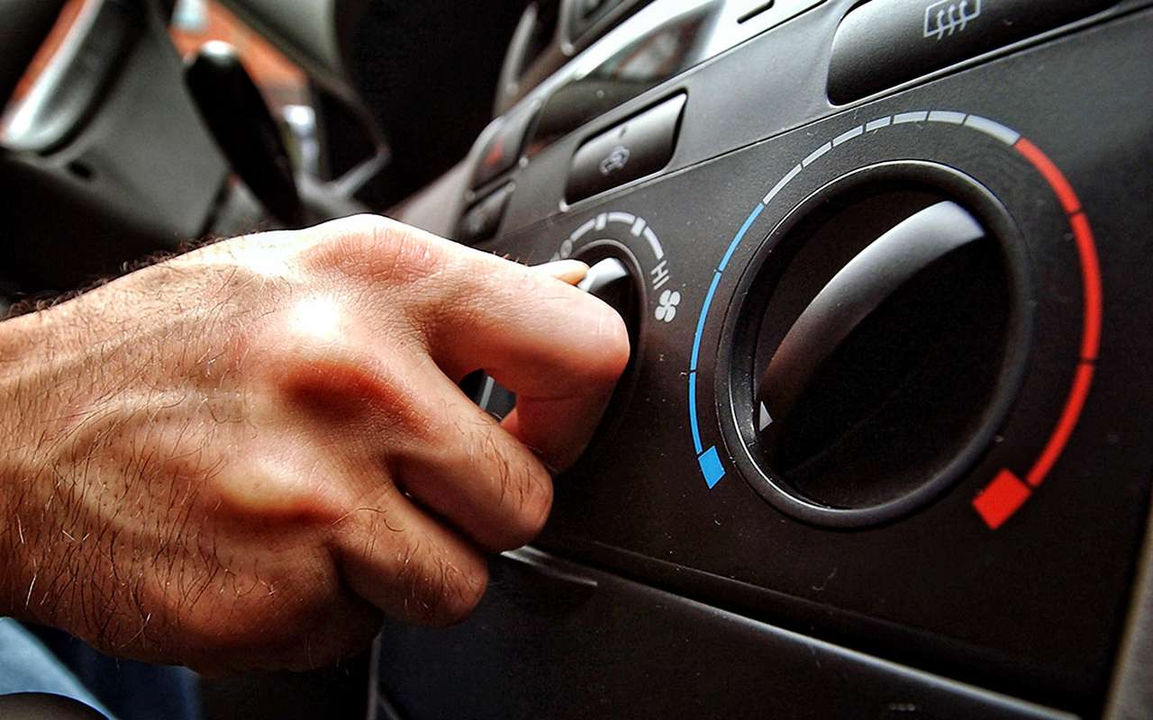 Важно правильно настроить климатическую систему, дабы исключить образование «тумана» на стеклах. Направьте дефлекторы воздуховодов на стекла и отключите функцию рециркуляции воздуха (если она была включена), чтобы воздух забирался снаружи, а не продолжал циркулировать по салону.