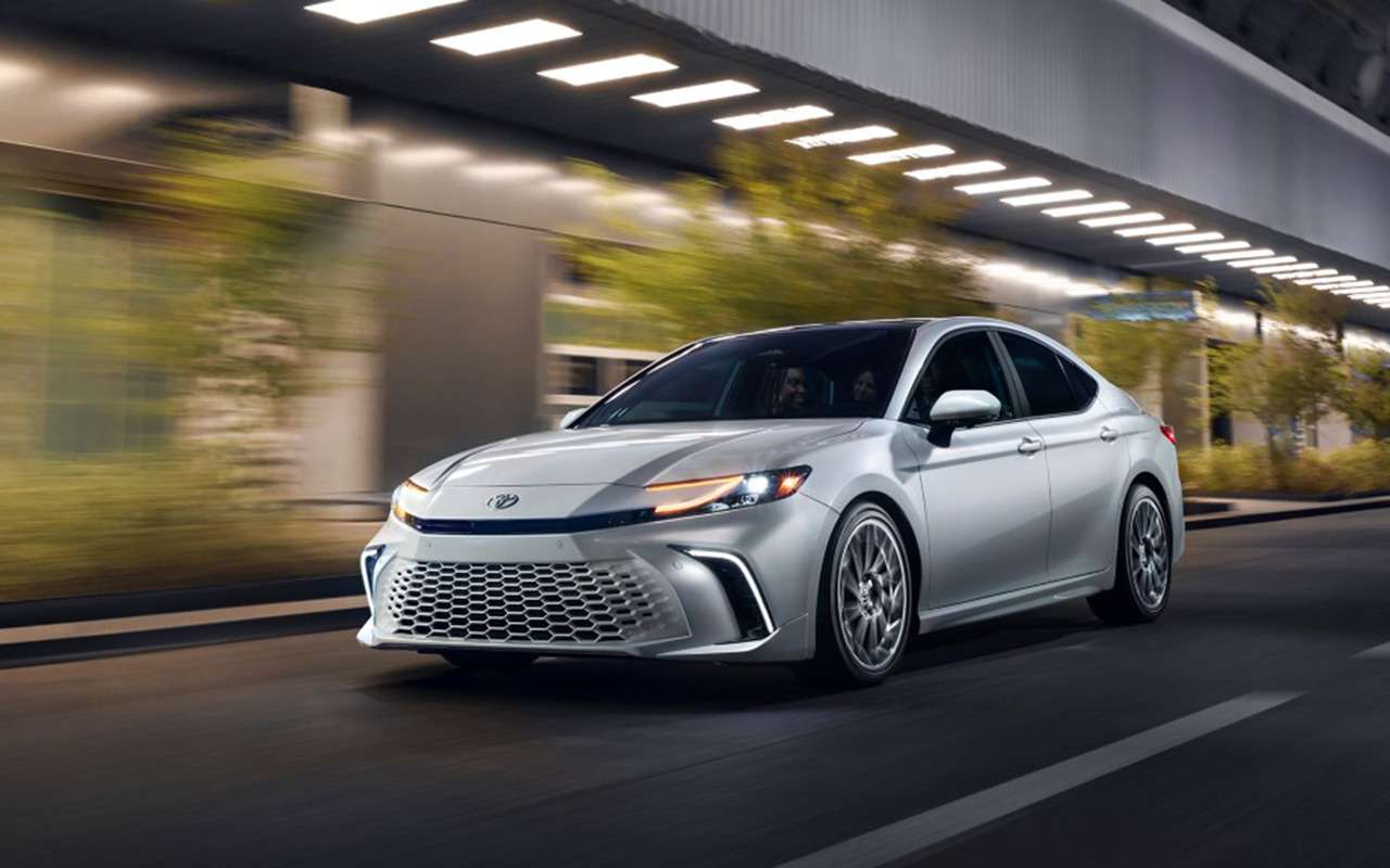 В Toyota объяснили, почему новая Camry исключительно гибридная