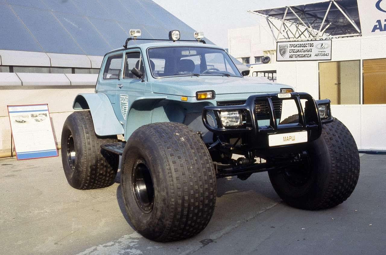ВАЗ-1922 Марш – одна из самых экстремальных модификаций любимого вседорожника. Рама здесь, правда, от УАЗ-469, шины – низкого давления. Стандартный мотор разгонял болотоход до 70 км/ч. А чтобы управлять им, требовались права тракториста.