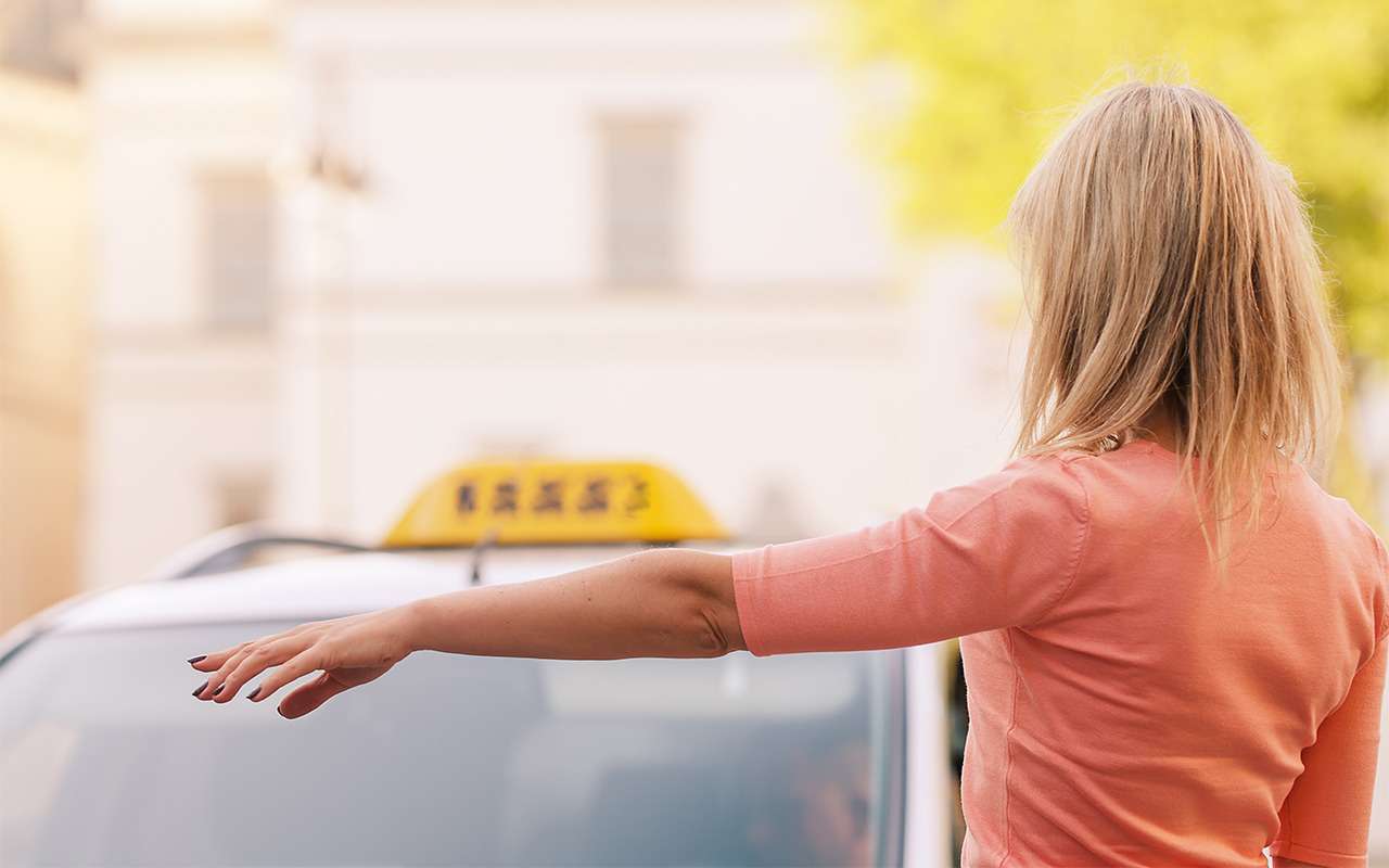 Таксист провел ночь с пассажиркой, а жене и полиции наврал об угоне машины