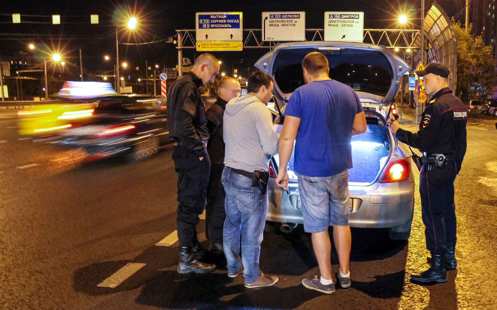 Понятые москва. Обыск транспортного средства. Досмотр автомобиля. Досмотр ТС. Полиция обыскивает машину.