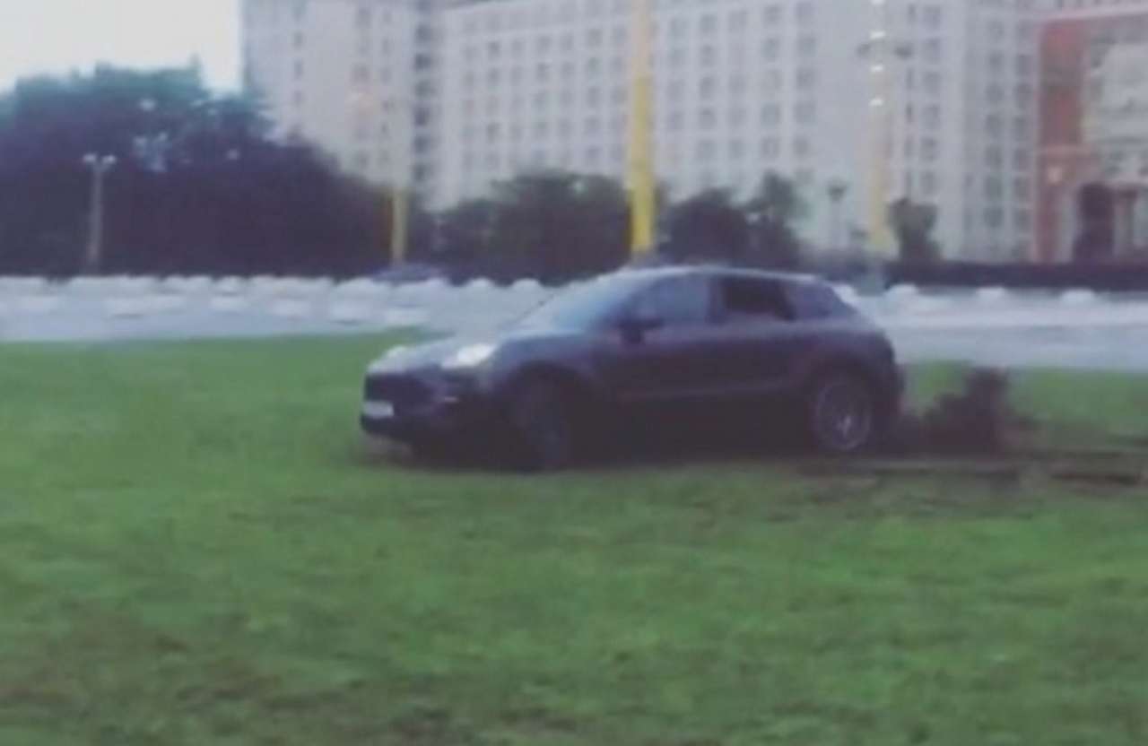 Мажоры готовятся к учебе: дрифт по газону и езда по лестнице у здания МГУ