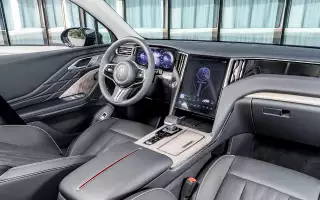 Архитектура передней панели с вертикальным экраном уже стала фирменной чертой Hongqi. Вскоре в медиасистему добавят Apple CarPlay и Android Auto.