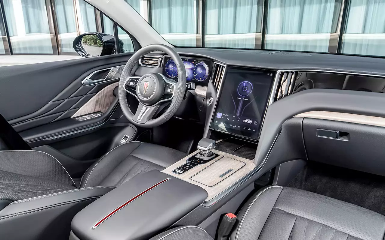 Архитектура передней панели с вертикальным экраном уже стала фирменной чертой Hongqi. Вскоре в медиасистему добавят Apple CarPlay и Android Auto.