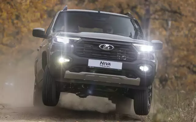 Нива с новым мотором — пытаемся въехать в крутой песчаный подъем!