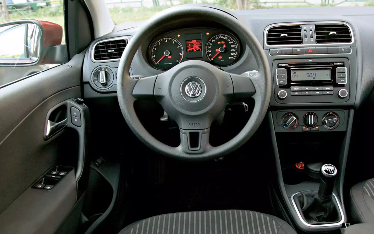 Volkswagen Polo 2011 торпеда
