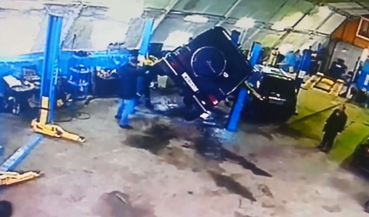 Стремительное падение «Гелендвагена» (ВИДЕО)