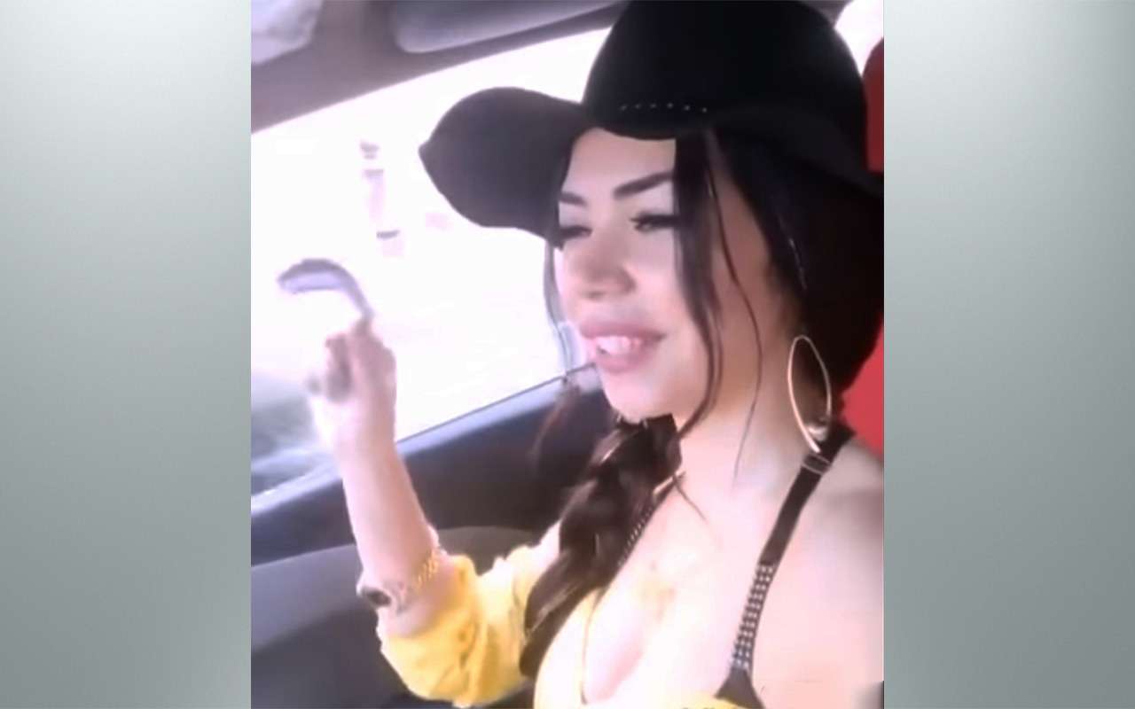 Восточная красавица бросила руль, чтобы показать свои ножки