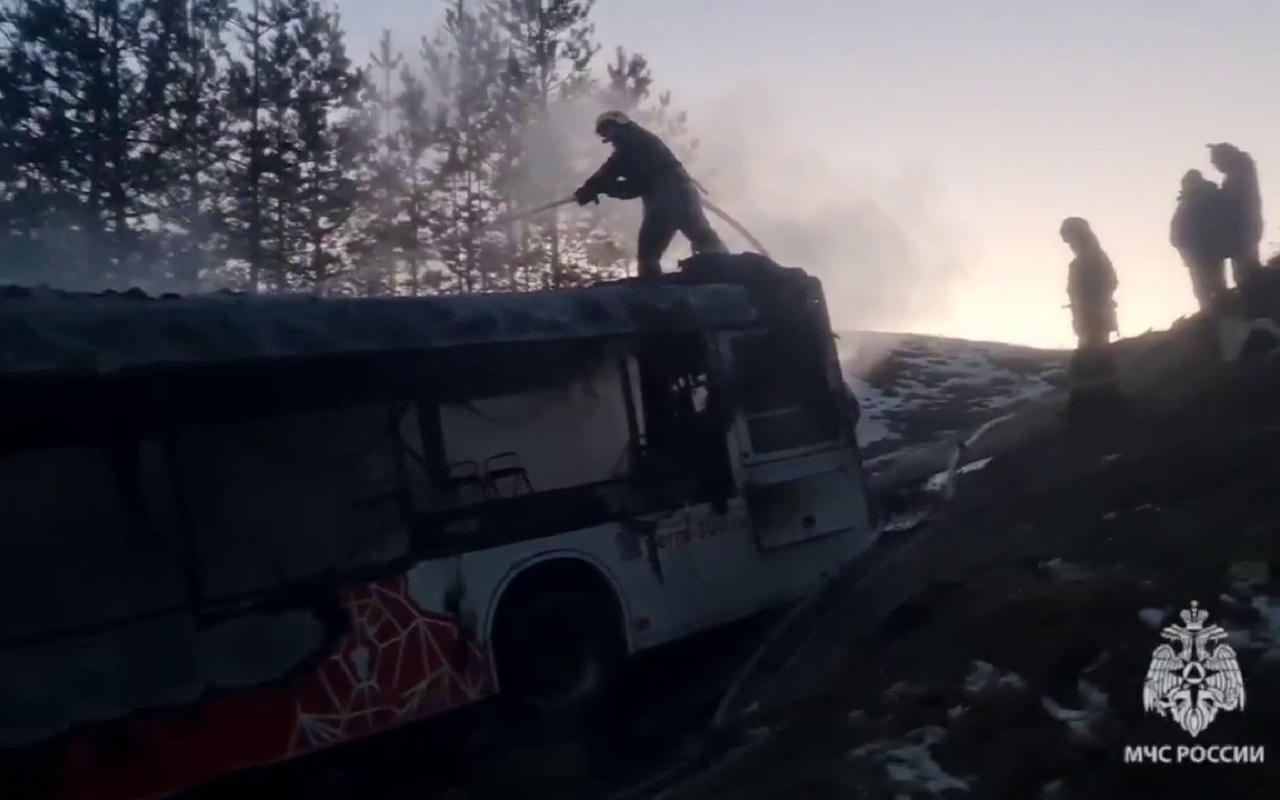 Горящий автобус с пассажирами едва не свалился с эстакады (видео)