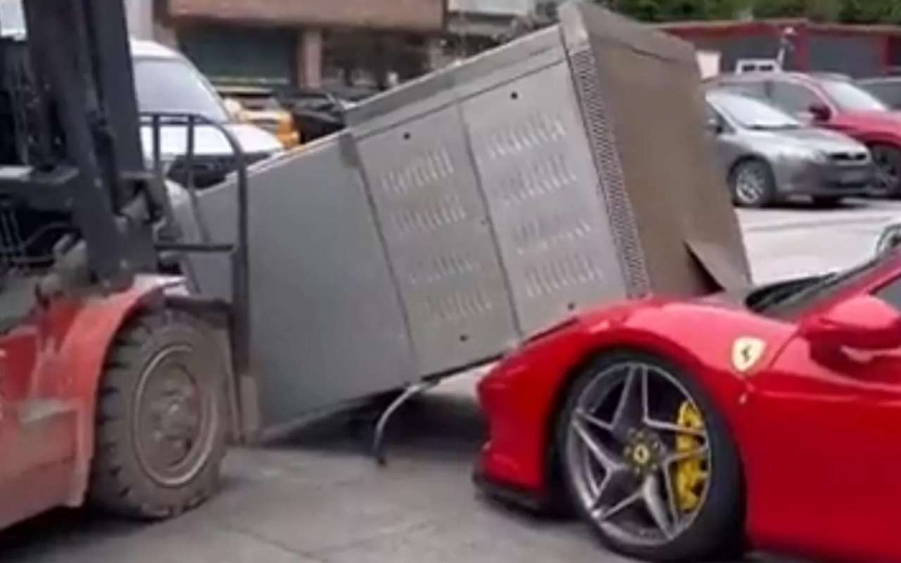 У вас плохой день? Вы хотя бы не уронили печь на Ferrari