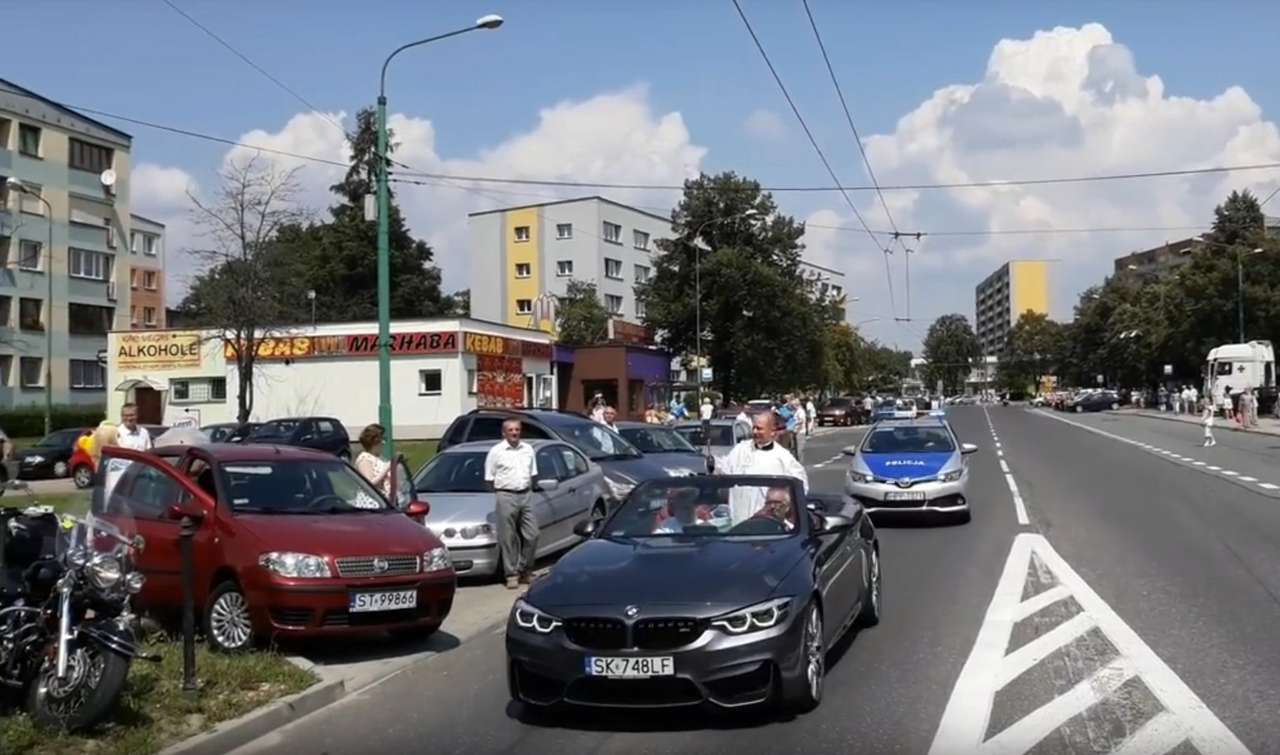 Папамобиль по-польски: священник благословлял паству с кабриолета BMW