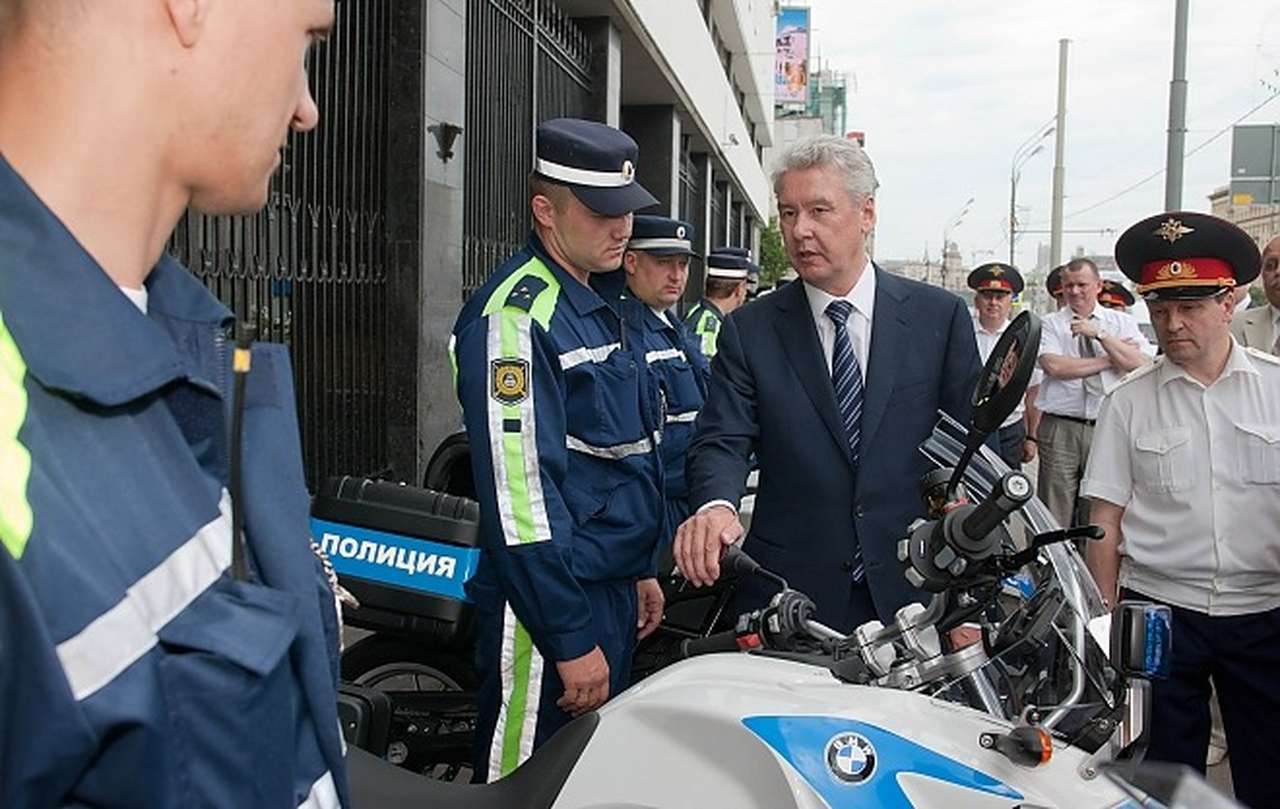 ГИБДД отказалась от поздравлений «Синих ведерок» и приняла подарки от мэрии