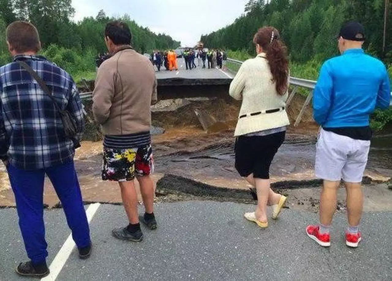 Движение на федеральной трассе в Тюменской области остановлено на сутки